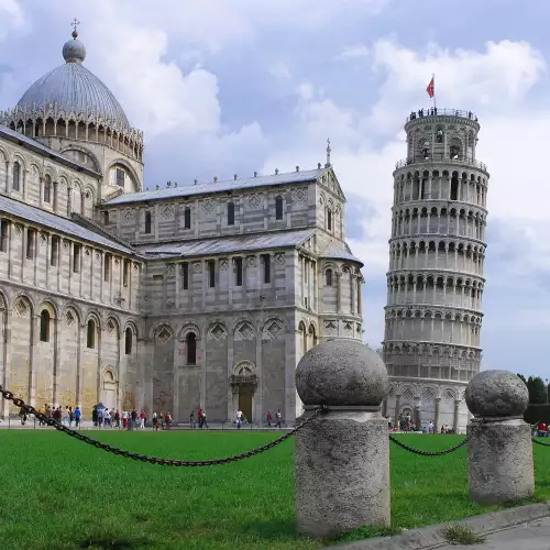 След 800 г. разгадаха защо кулата в Пиза е наклонена