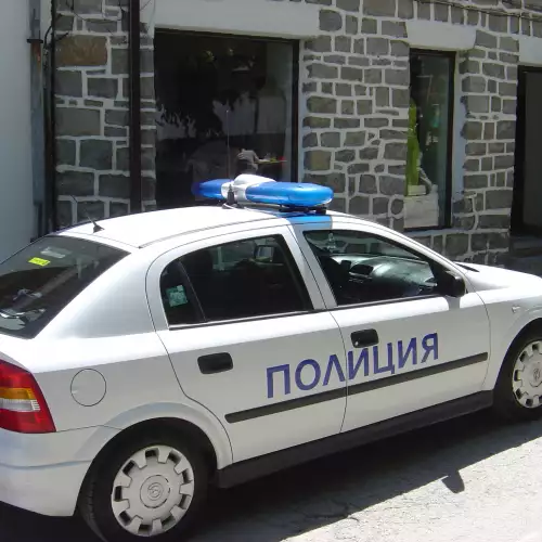 Разбиха автомобил на грък и задигнаха вещи за 600 евро