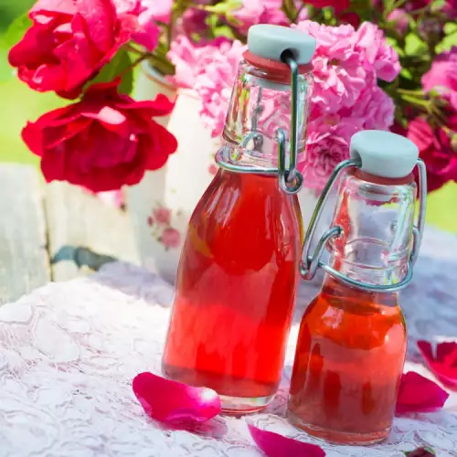 Розовая вода - для чего она полезна и как ее использовать