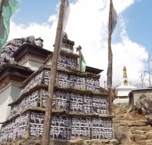 Могилите от молитвени камъни Мани - свещени за будистите