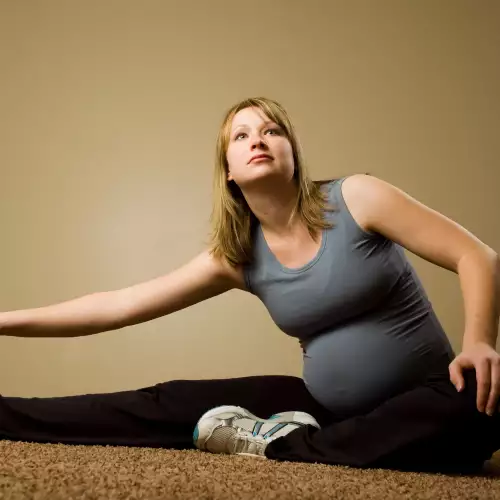 Как да се справим с подутите глезени по време на бременност