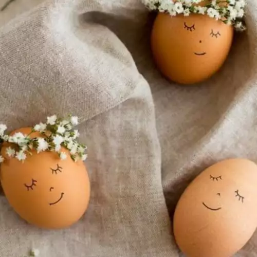 Великденските яйца: Изкуство с подръчни материали у дома