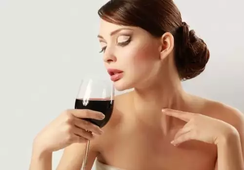 Тънка талия се вае с вино