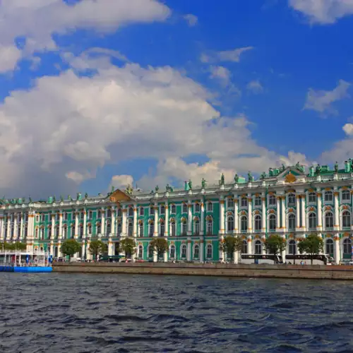 Зимния дворец в Санкт Петербург