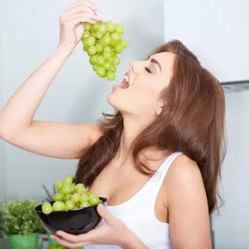Что происходит с организмом при употреблении винограда?