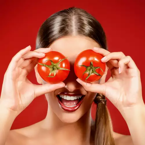 Хапвайте домати на корем, за да пазите кожата си от слънцето