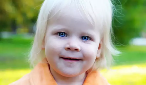 Бебе със сини очи
