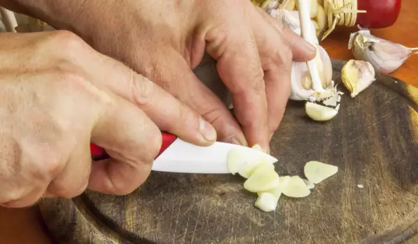 Cutting garlic