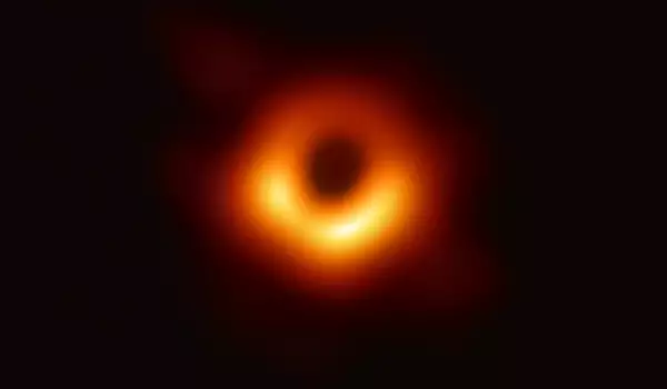  Черна дупка 