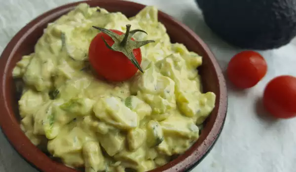 Ensalada de aguacate con huevos