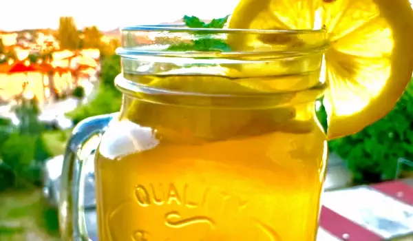 Лимонада с куркума - полезна и освежаваща