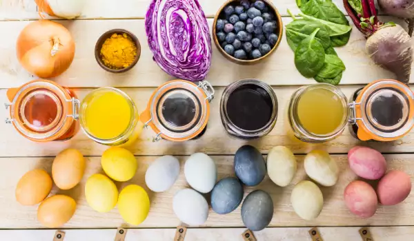 Coloring eggs with natural products