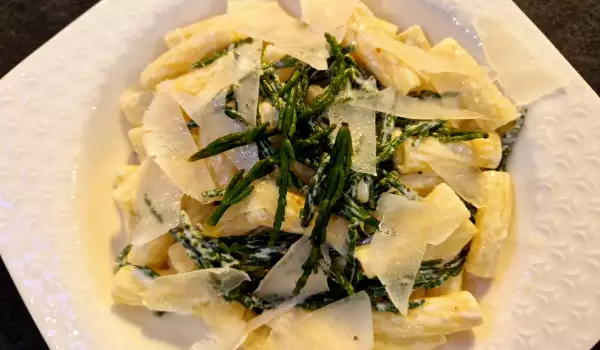 Pasta with sea asparagus