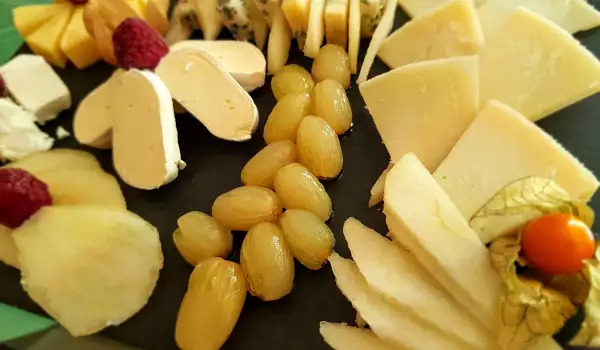 How to Serve a Cheese Platter?