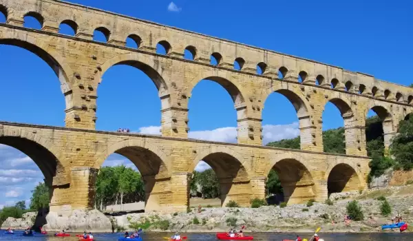 Римски акведукт Пон дьо Гар в Ним