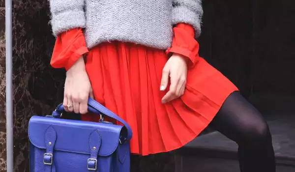 Синя чанта и червена рокля