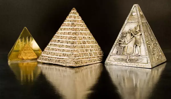 Медитиране в пирамида