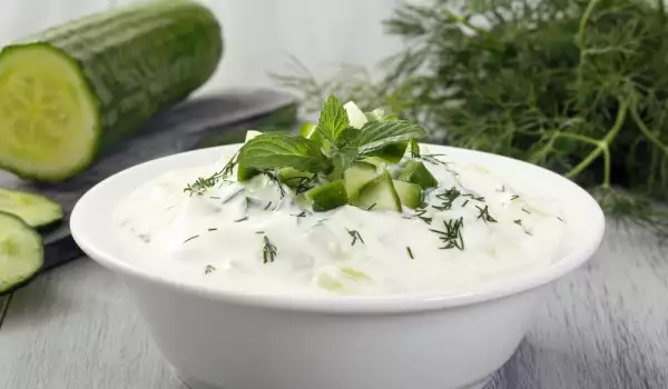 Joghurtsalat mit Kräuter