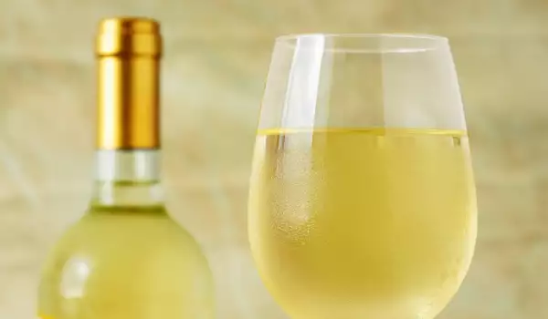 Поднасяне на бяло вино
