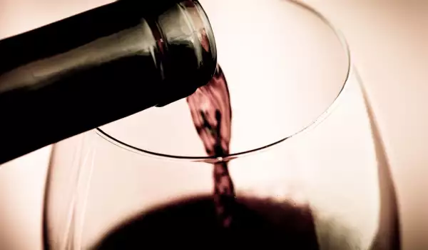 Поднасяне на червено вино