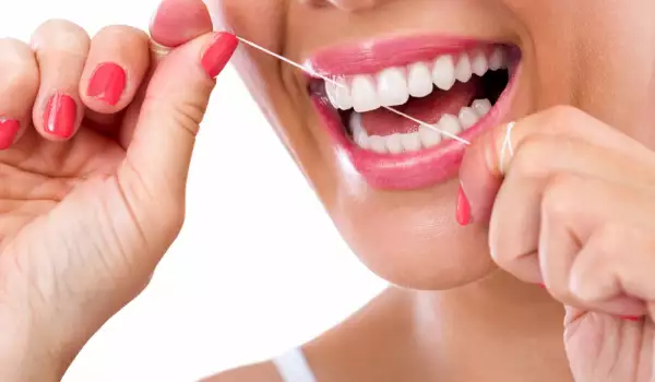 За премахване на зъбната плака почиствайте зъбите си с конец