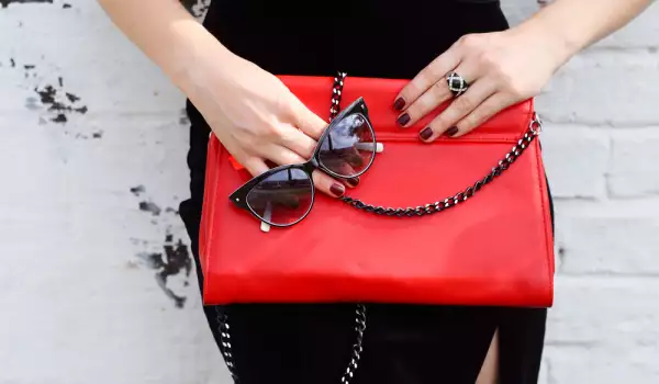 Червена дамска чанта