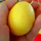 Боядисани жълти яйца с куркума
