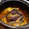 Codillo de cerdo con verduras en olla de barro (Chomlek)