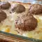 Fleischbällchen mit Kartoffeln, Sahne und Schmelzkäse im Ofen