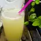 Basisches Getränk aus Zitrone, Ingwer und Minze