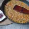Лесен ориз със зеленчуци и шафран в тиган