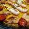 Paella mit Garnelen und Chorizo