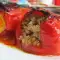 Pimientos rellenos de carne picada, arroz y salsa de tomate
