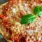 Pizza Bolognese mit Parmesan und Hackfleisch