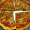 Pizza mit Thunfisch, Parmesan und Tomaten