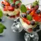 Десерт с ягодами и сметаной