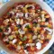 Blumenkohlpizza mit Tomaten und Mozzarella