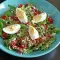 Gesunder Salat mit Quinoa und Spinat