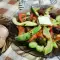 Salata od paradajza sa avokadom i pesto sosom