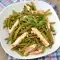 Salat aus grünen Bohnen und gebratenem Putenfleisch