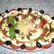 Salata sa roze paradajzom, mocarelom, lukom i bosiljkom