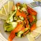 Frischer Salat aus Zucchini und Karotten