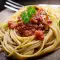 Спагети с доматен сос, маслини и риган
