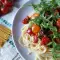 Постни спагети с рукола и чери домати