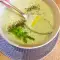 Gezonde koude soep met kefir en uien