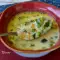 Suppe aus Zucchini und Erbsen mit Frischkäse