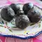 Сурови шоколадови топчета с ядки и фурми