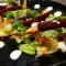 Salată proaspătă cu sos de sfeclă roșie și dressing cu plante