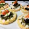 Tartaletas saladas fáciles con salmón y caviar negro