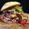 Тинейджърски бургер с мега свинско кюфте и хрупкави зеленчуци